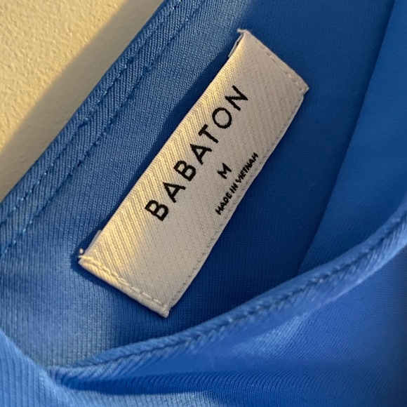 Aritzia Contour V-neck tank - Picture 2 of 5